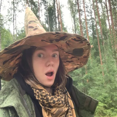 Удивлённая ведьма в лесу