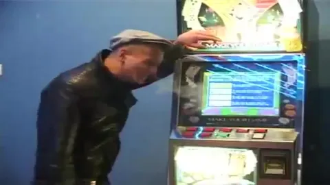 Клоун в казино выигрывает