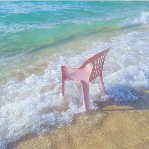 Пластиковый стул в море