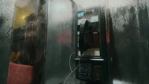 Телефон в дождливом переулке