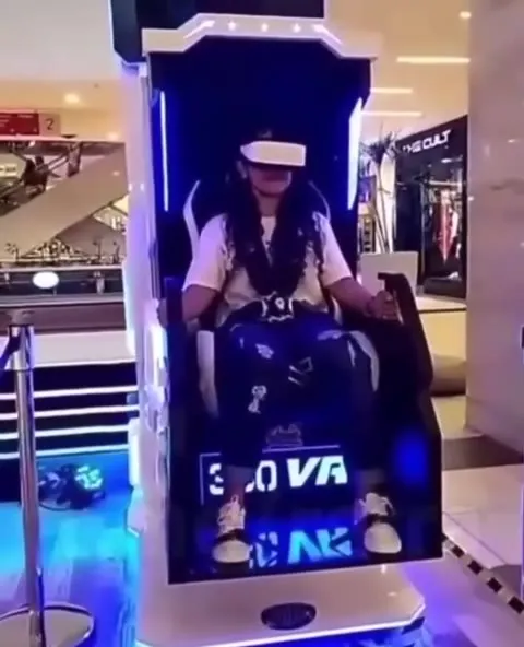 VR-кресло падает в торговом центре