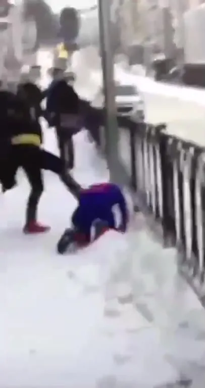 Санта падает в снегу