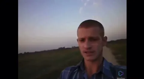 Мужчина говорит на сельской дороге