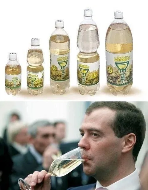 Ельцин пьёт из большой бутылки