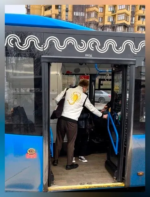 Скорпион заходит в автобус