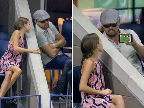 Мужчина фотографирует жабу
