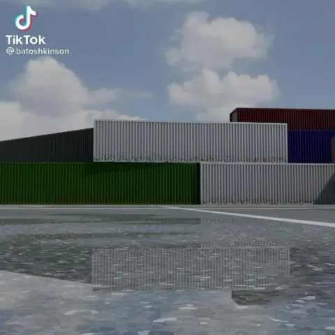 Улыбающаяся машина на парковке