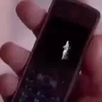 Мужчина не понимает телефон