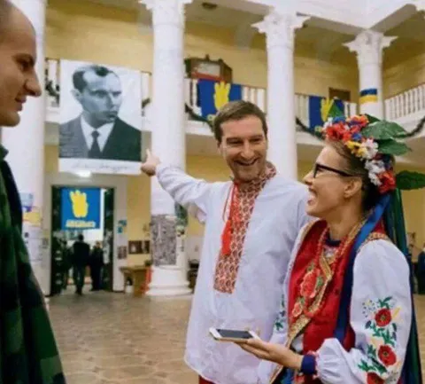 Украинская делегация у портрета Путина