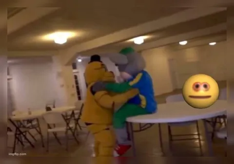 Неловкое объятие с покерфейсом