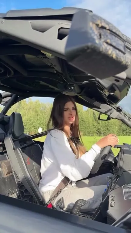 Девушка перевернула багги
