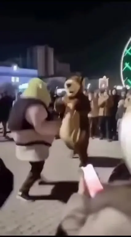Шрек танцует с медведем