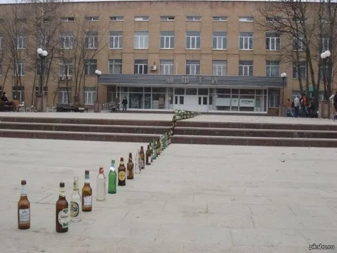 Бутылочная дорога к зданию