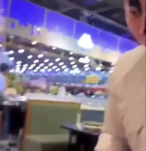 Чёрное лицо в ресторане