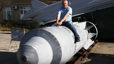 Мужчина верхом на атомной бомбе