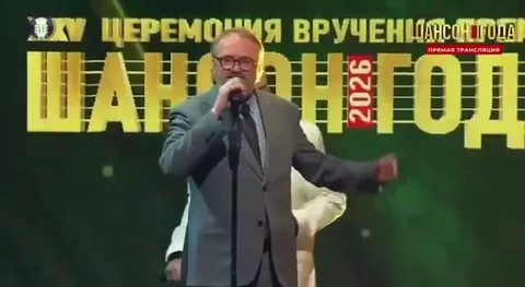 Неловкое прощание на сцене