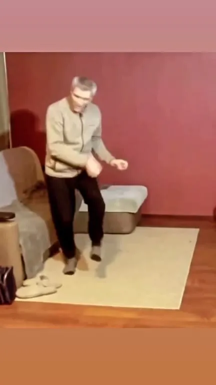 Мужчина танцует в носках