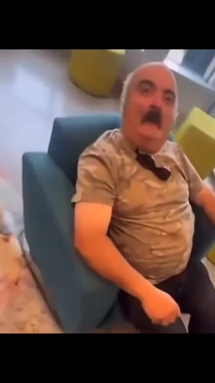 Мужчина в шоке смотрит в камеру