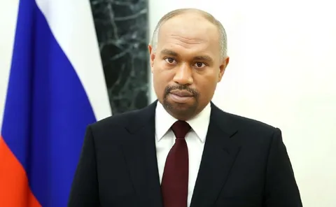 Серьёзный мужчина на фоне флага