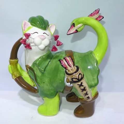 Странная фигурка кота-лебедя