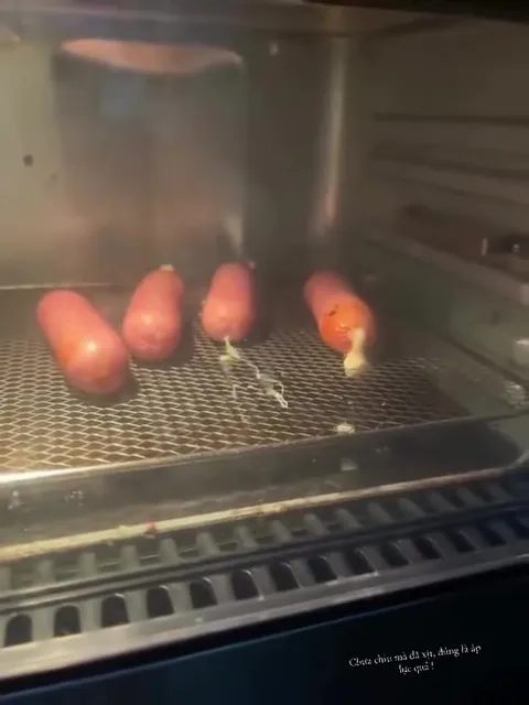 Xúc xích chưa chín đã xì