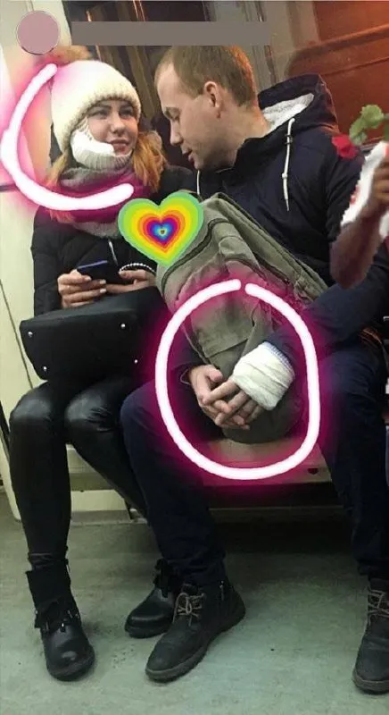 Влюблённые держатся за руки