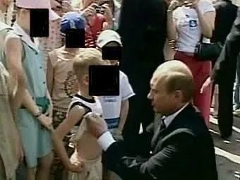 Путин целует руку ребёнку