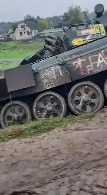 Танк застрял в грязи