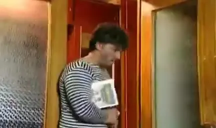 Мужчина неловко выходит из комнаты