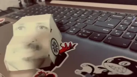 Машина с задумчивым лицом