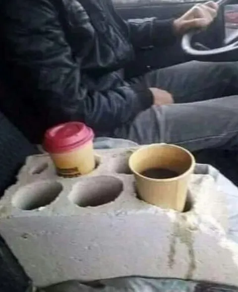 Картонный подстаканник в машине