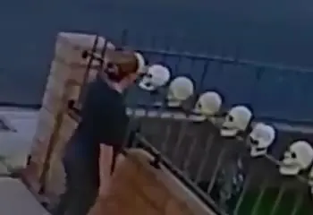 Парень проходит мимо черепов