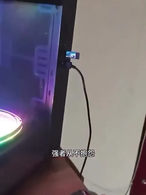 显示器坏了也要玩逆战未来