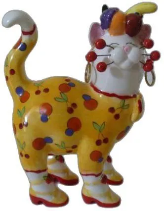 Пёстрая фарфоровая кошка