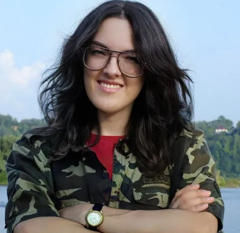 Улыбающаяся женщина в камуфляже