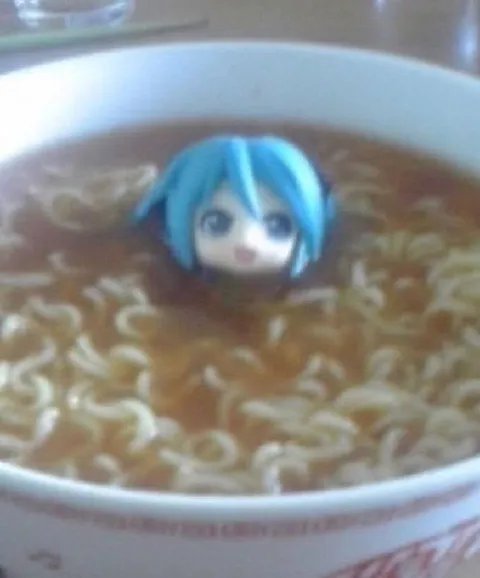 Мику в тарелке лапши