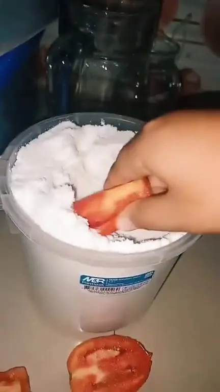 Tomate com sal e açúcar