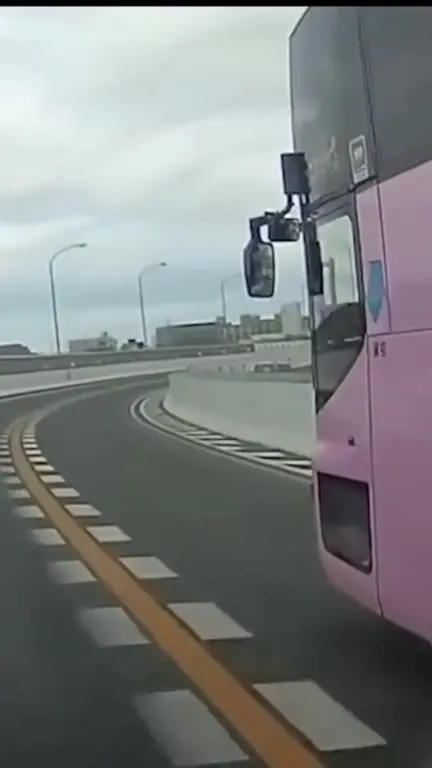 Автобус теряет багаж на трассе