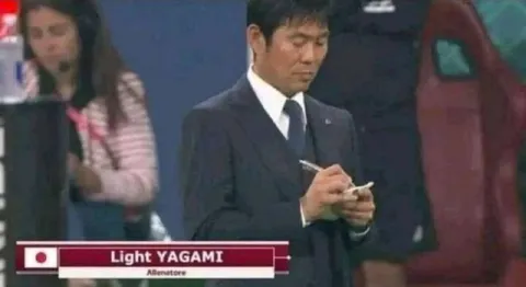 Light Yagami tomando notas