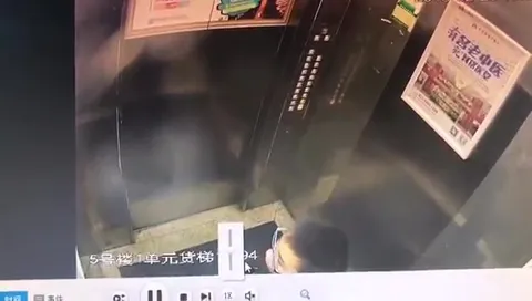 男子在电梯里反复按按钮