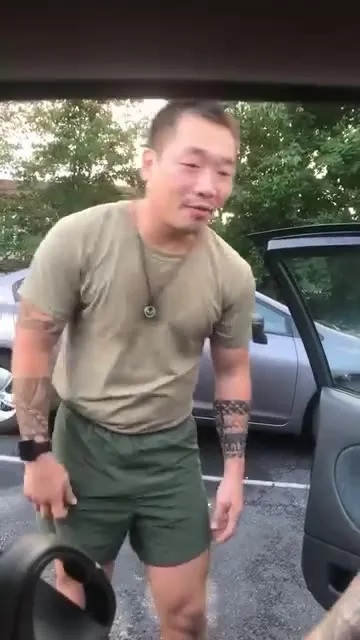 Мужчина показывает глаза