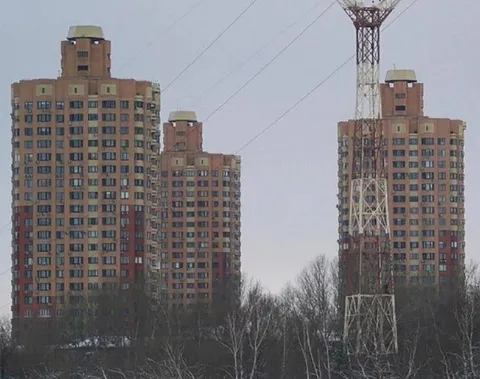 Странные башни среди леса