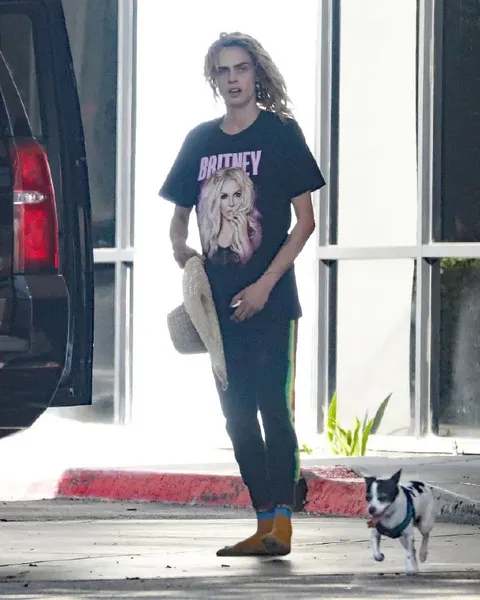 Justin Bieber in Britney shirt