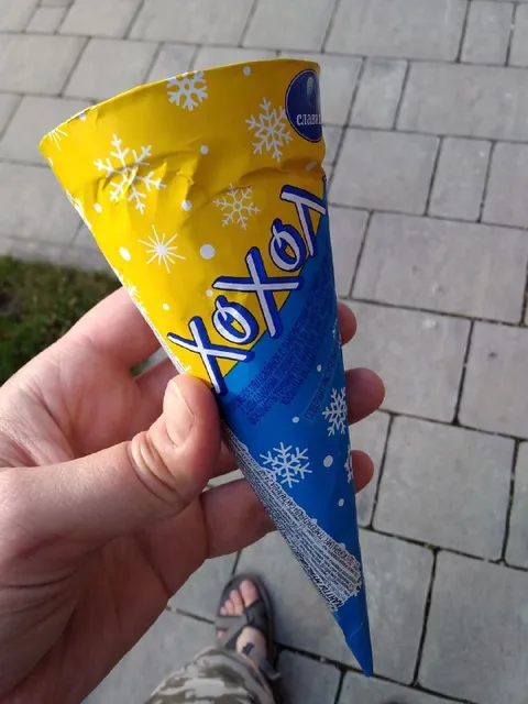 Мороженое «Хохот» в руке