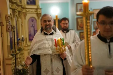 Священник молится за РКН