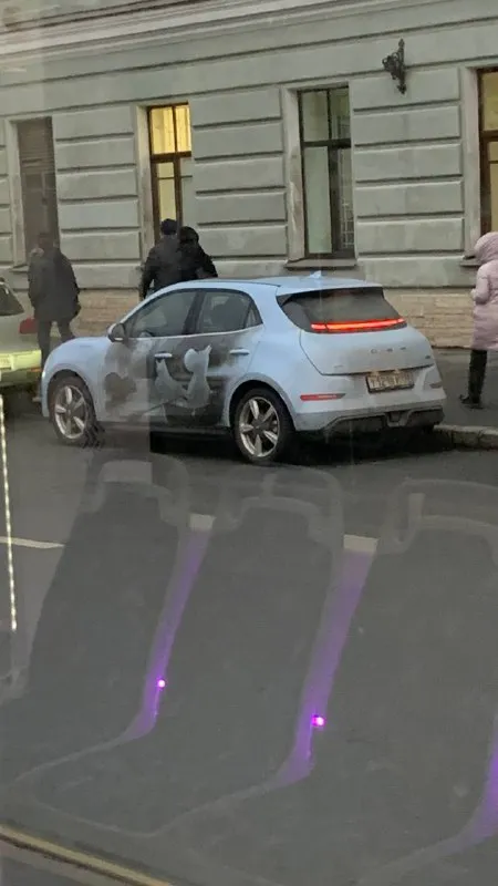 Машина с нелепым рисунком