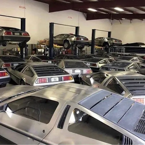 Когда одной DeLorean недостаточно