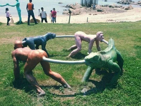 Обезьяны тянут ящерицу