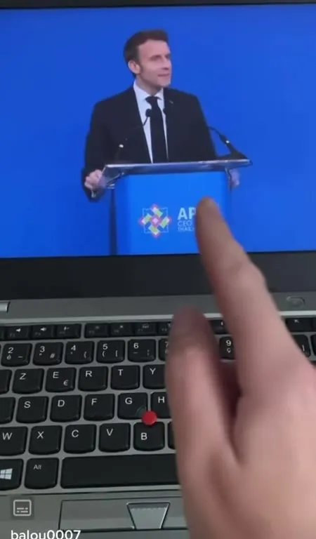 Палец указывает на Макрона