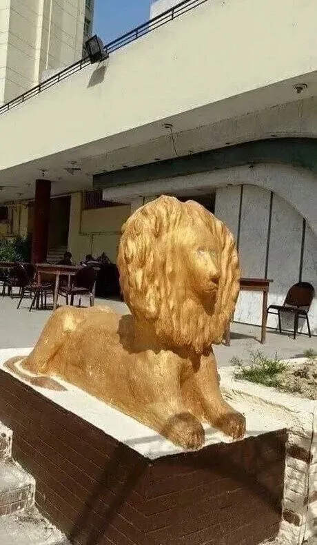 Лев, который отвернулся